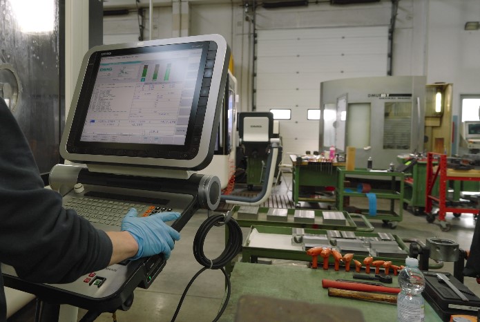 GMG SRL Hitech Officina Meccanica - Immagine di lavorazione di precisione con lima per rifinitura di un componente meccanico